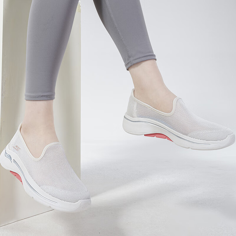 斯凯奇女鞋 运动鞋轻便舒适透气时尚潮流休闲健步鞋 896018-NAT