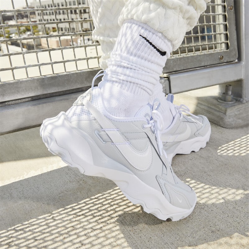 耐克（NIKE） 女子运动鞋 TC 7900 PRM 2 FB8941-043